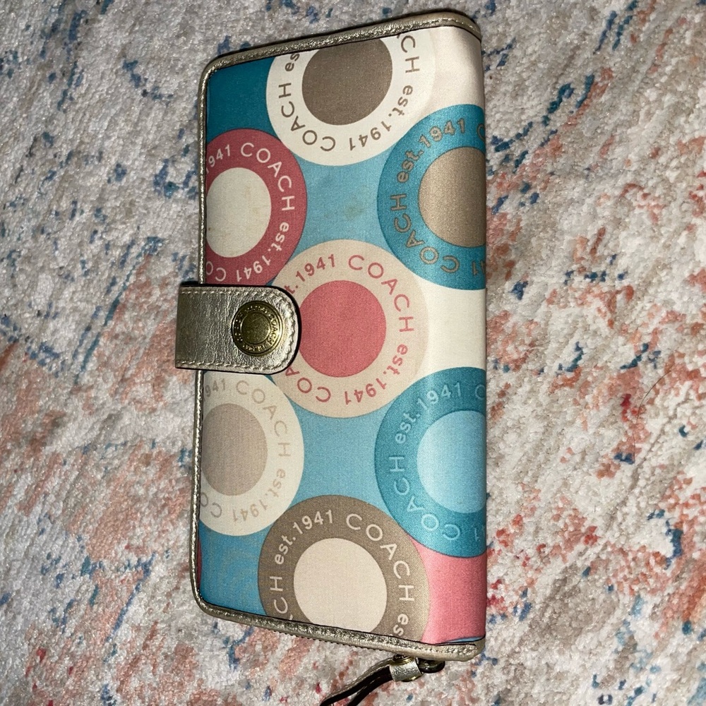 Wallets sold separately - Picture 2 of 8